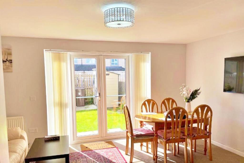 Newbuild - 3 Bedrooms, 2 Baths,5 Mins From Airport Edimburgo