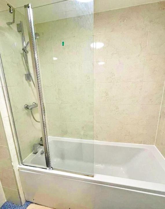 Casa vacanze Newbuild - 3 Bedrooms, 2 Baths,5 Mins From Airport Edimburgo